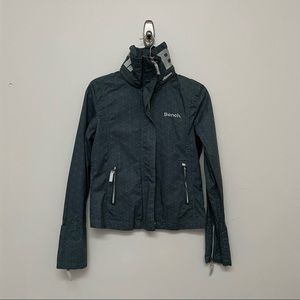 Bench jacket NWT lightweight foldable hood fitted blue triangle contemporary